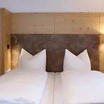 Auhof Konukevi 3*